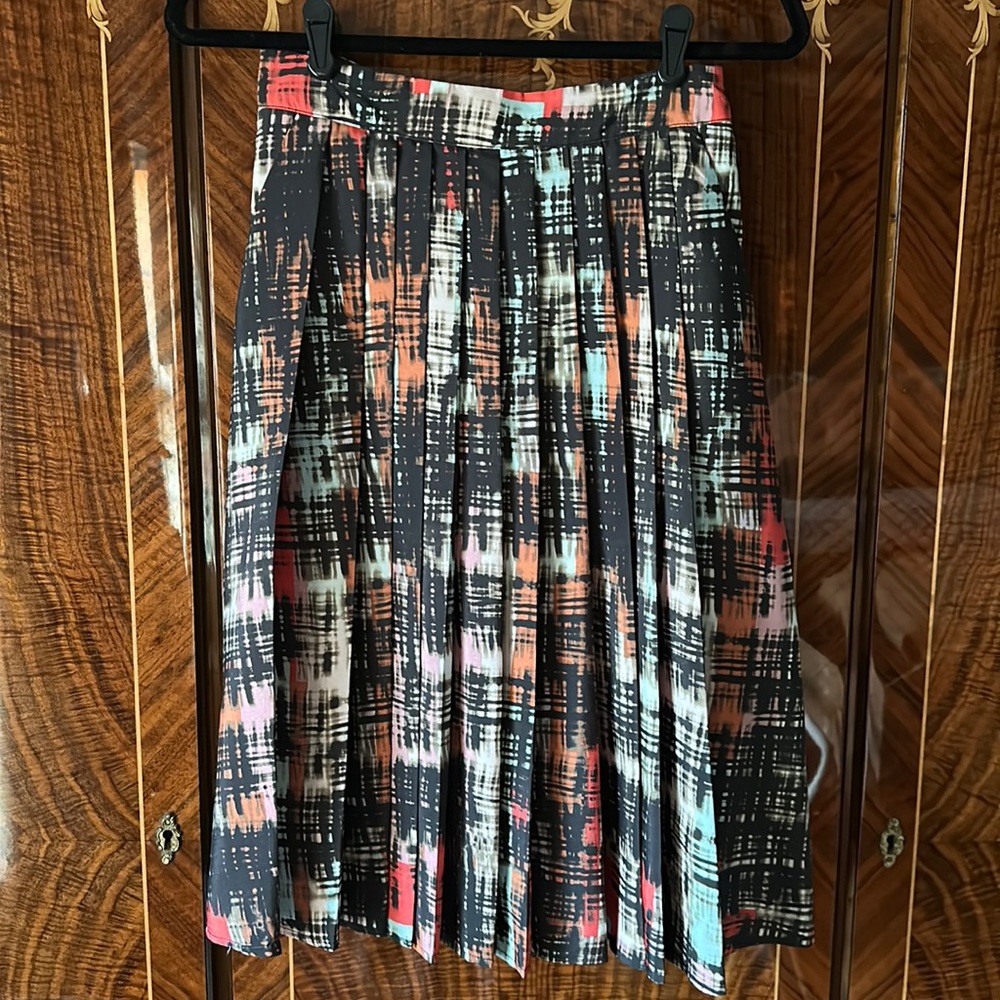 Anthropologie Pleated Knee Length Skirt fynn and rose Size 2, fits 4 at waist